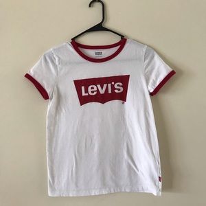 A Levi’s T ❤️